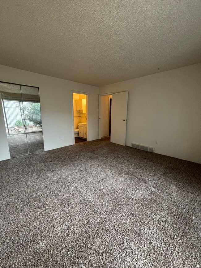 Building Photo - AVAILABLE NOW! 2 Bed 2 Bath - Near Fort Ca...
