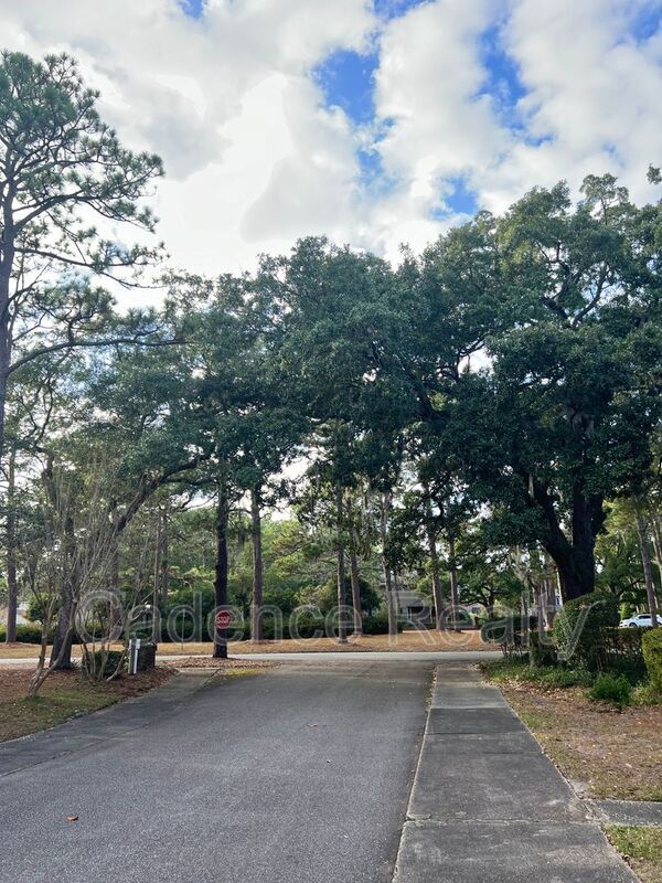 Building Photo - 2940 Oleander Dr