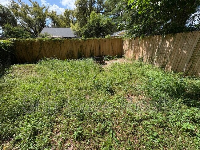 Building Photo - 807 E Genesee St