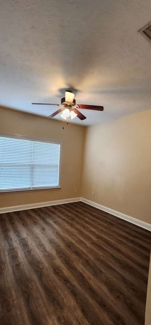 Building Photo - Great Home and Location-Available Now!