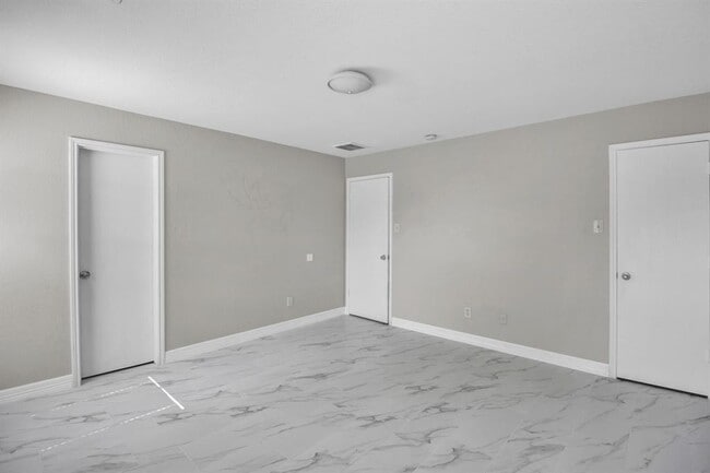 Building Photo - 8530 Village Hollow Ln