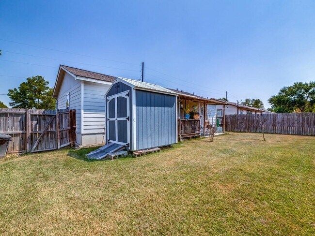Building Photo - 9651 Oak Hill Dr