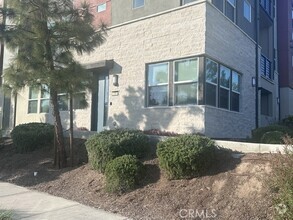 Building Photo - 1100 Epic