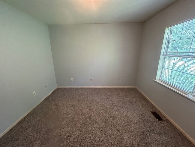 Building Photo - Charming 2-bedroom, 1.5-bath townhouse located in the desirable Irmo area near the Lake Murray Dam!