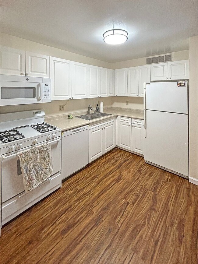 Building Photo - two bedroom two bath condo in Robinson Tow...