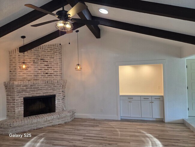 Building Photo - Large Four Bedroom with a Pool in Folsom