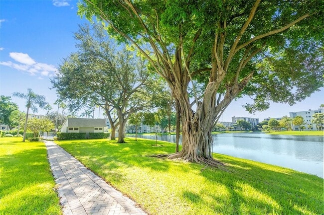 Building Photo - 2226 N Cypress Bend Dr