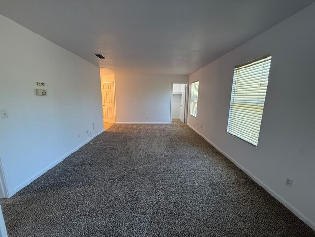 Building Photo - Beautiful Large 4 Bedroom 2.5 Bath Home