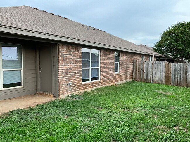 Building Photo - 10220 Lilac Ln