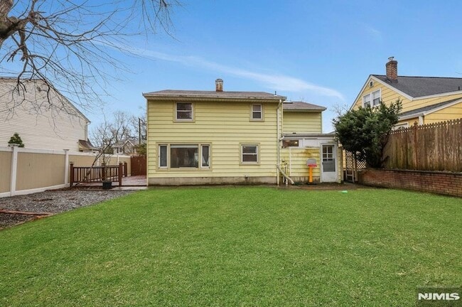 Building Photo - 95 Grove St