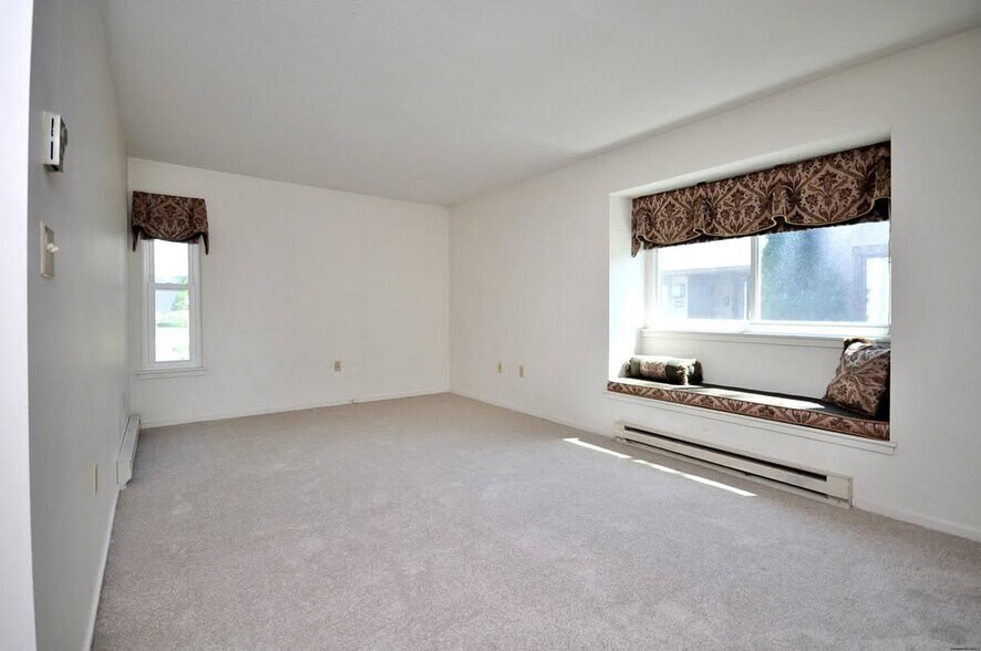 Building Photo - 99 Mallard Dr