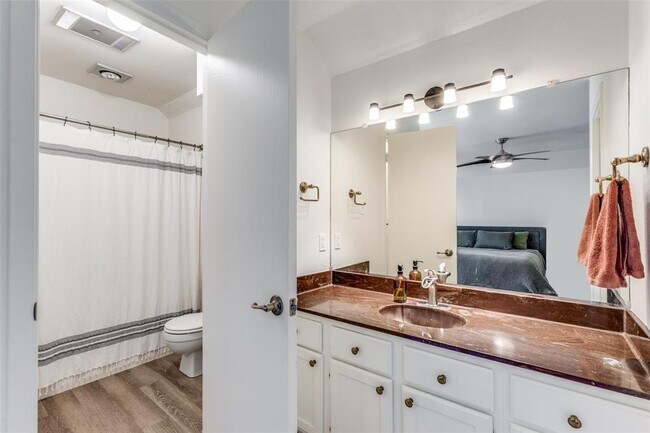 Building Photo - 4002 Biscay Dr