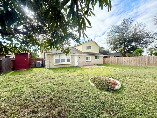 Building Photo - 10423 Kirkshire Dr