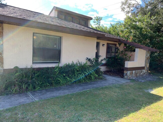 Building Photo - Beautiful and Updated 2/2 in Kissimmee