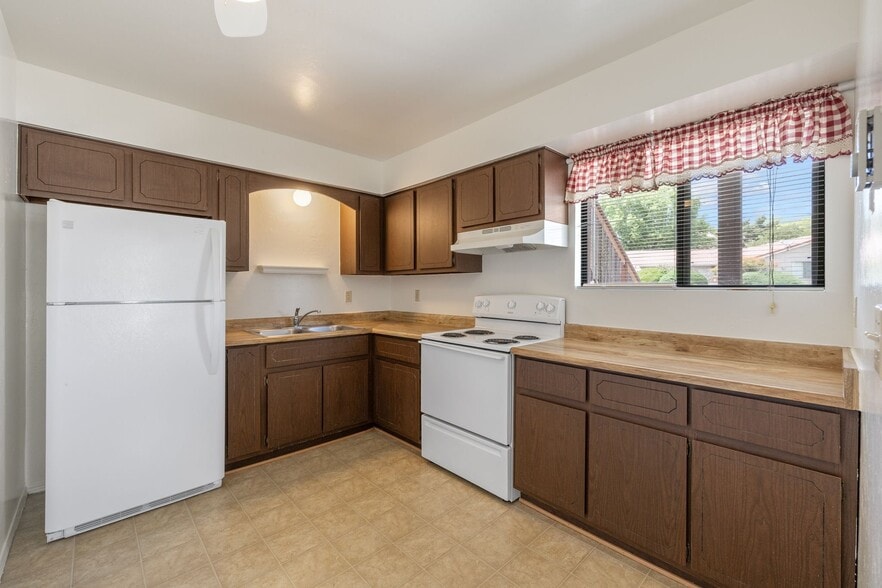 Building Photo - 1299 Tapadero Dr