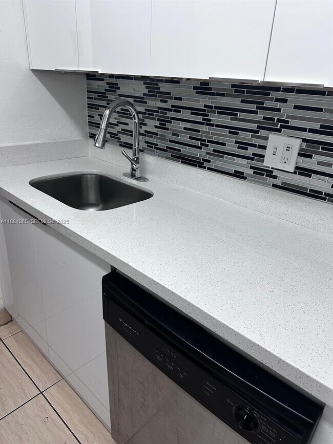 Building Photo - 10124 Twin Lakes Dr