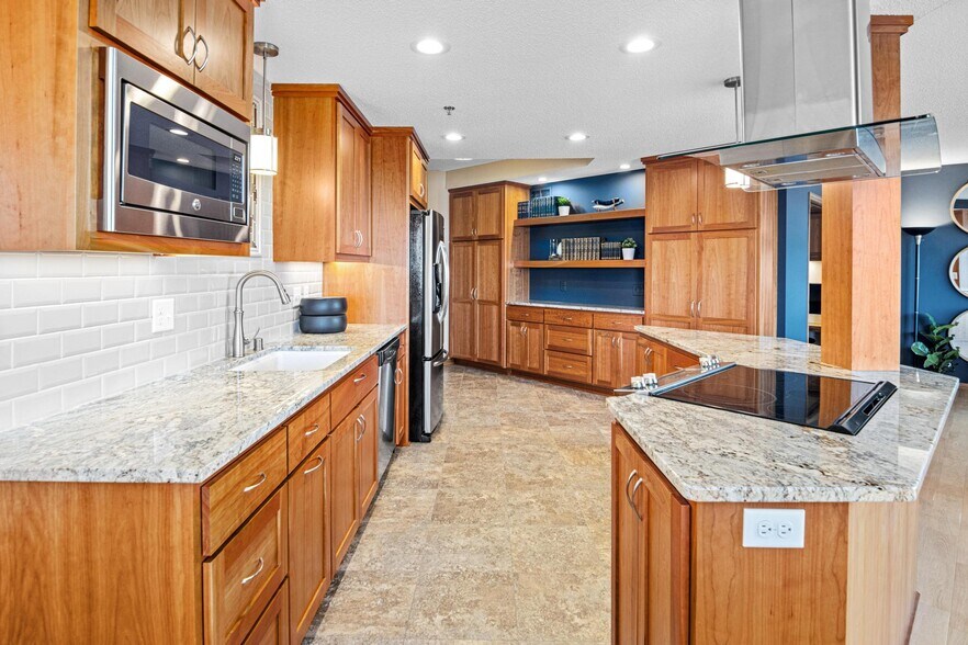 Building Photo - 168 6th St E