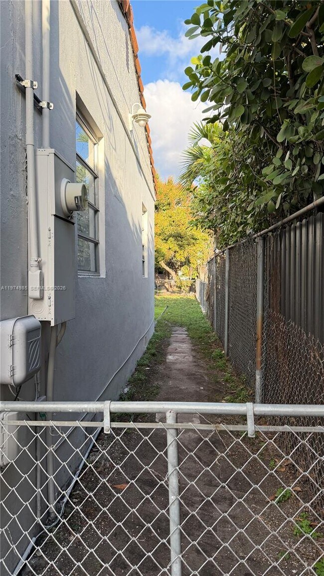 Building Photo - 345 SW 49th Ave