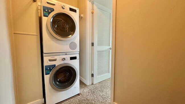 Building Photo - Top Floor Sweet and Spacious studio with resort style amenities and In-Unit Washer & Dryer!