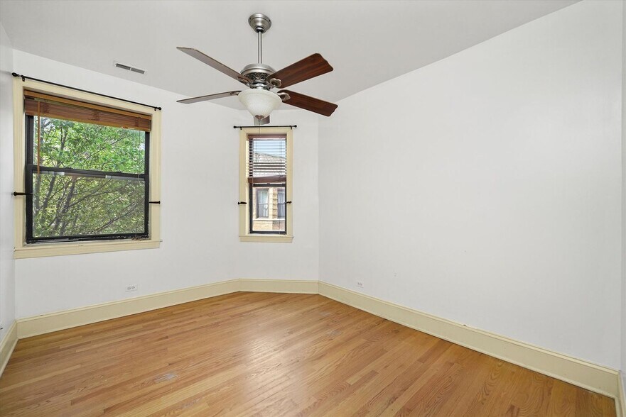 Building Photo - 7633 N Greenview Ave