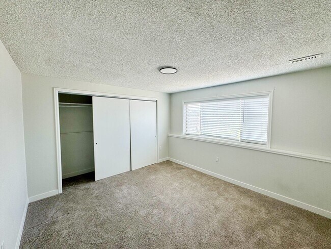 Building Photo - 5283 W Center Ave