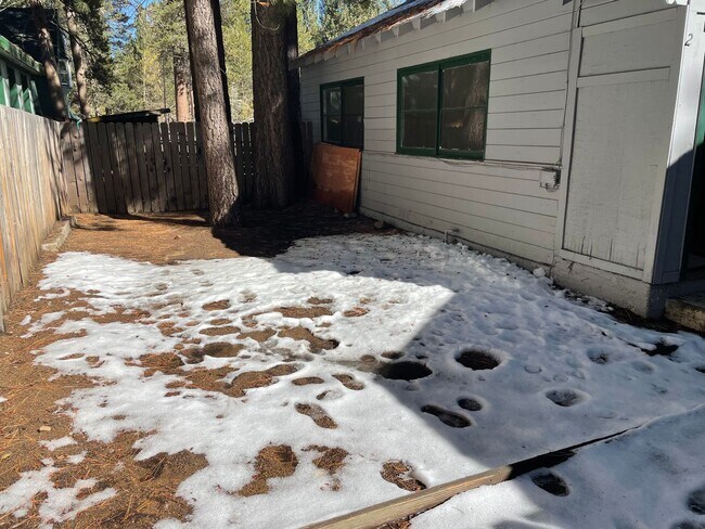 Building Photo - 1049