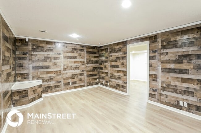 Building Photo - 11115 N Lewis Ave