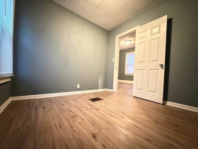 Building Photo - 3BR Single-Family Home with Basement & Off-Street Parking