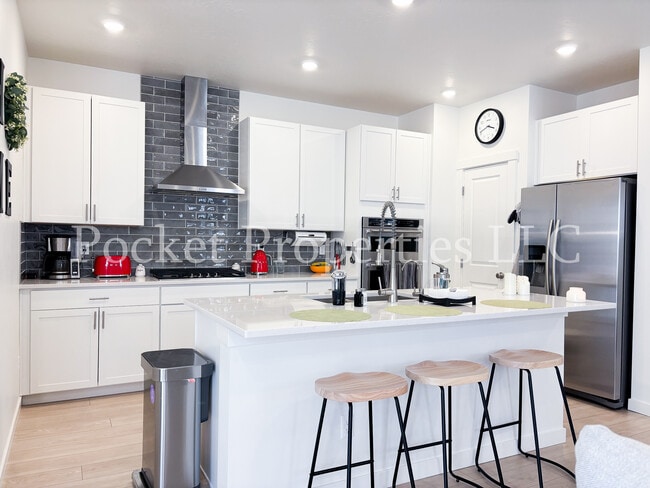 Building Photo - 577 W Norwich St