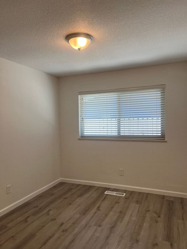 Building Photo - 142 Hillview Dr
