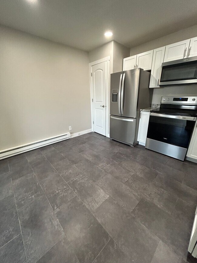 Building Photo - Recently Renovated 2 Bedroom Apartment