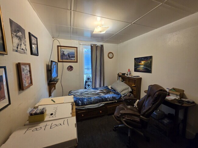 Building Photo - 1 Bedroom, 1 Bathroom with Off Street Parking - Available September 10th!