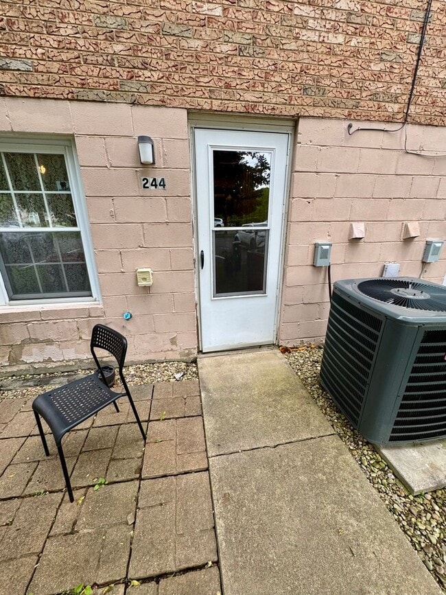 Building Photo - Charming 2 Bed 1 Bath in Cranberry!