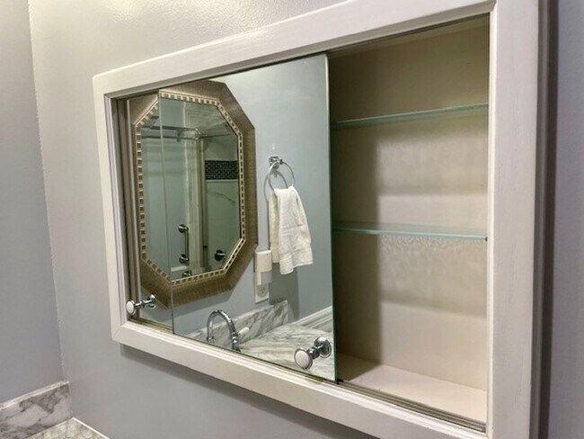 Building Photo - Nicely Updated 1 Bedroom 1 Bathroom, Coco ...