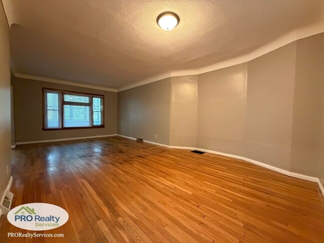 Building Photo - Charming 3 Bedroom Home