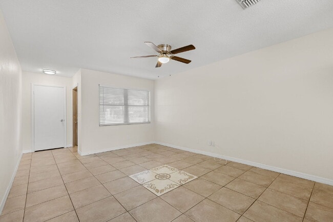 Building Photo - "Charming 3-Bed, 2-Bath Gem in St. Petersburg – 1200 Sq Ft of Cozy Living!"