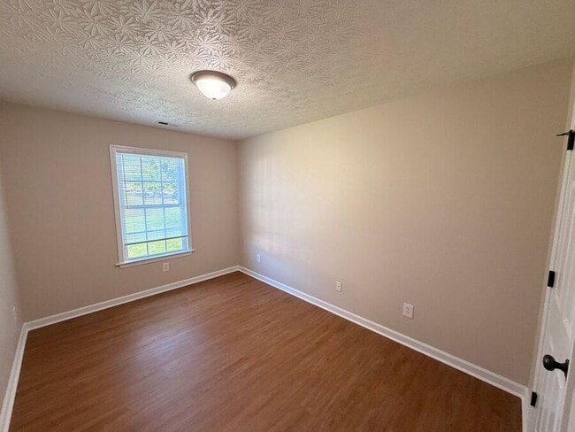 Building Photo - 223 Ridgewood Dr