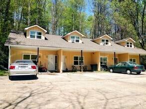 Building Photo - 2 Bedroom 2 Bath Townhouse 1 mile from WCU...