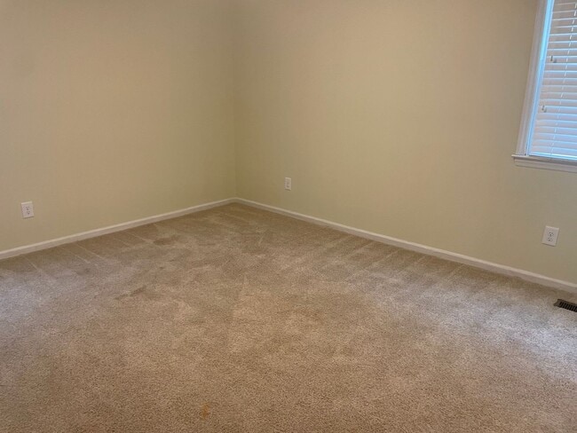 Building Photo - Spacious 4 Bedroom near Guilford College