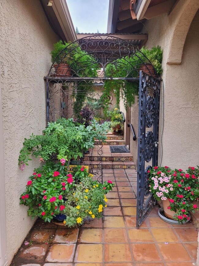 Building Photo - HOUSE - VILLAGE OF OAK CREEK