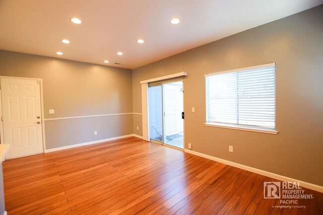 Building Photo - Newly Renovated 4 Bedroom with Parking