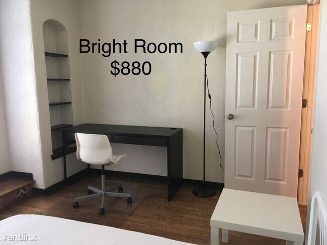 Building Photo - 2 br, 1 bath Condo - 4204 11th Avenue NE 08