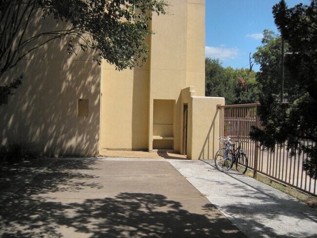Building Photo - K241 - Sabinal #301