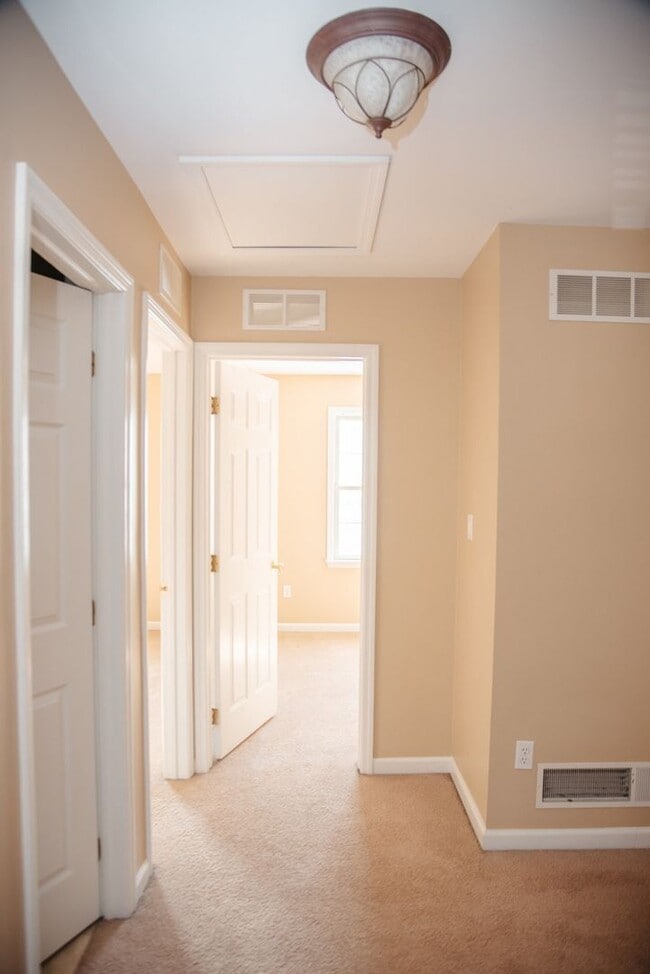 Building Photo - 465 Sunday Dr