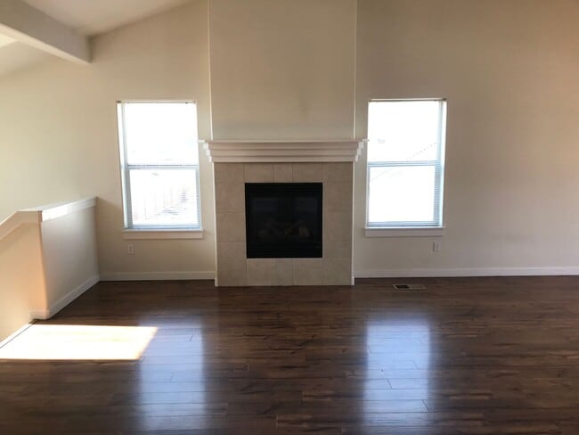 Building Photo - Hard to find 4 Bed, 3 Full Bath Home