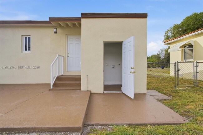 Building Photo - 461 Plover Ave
