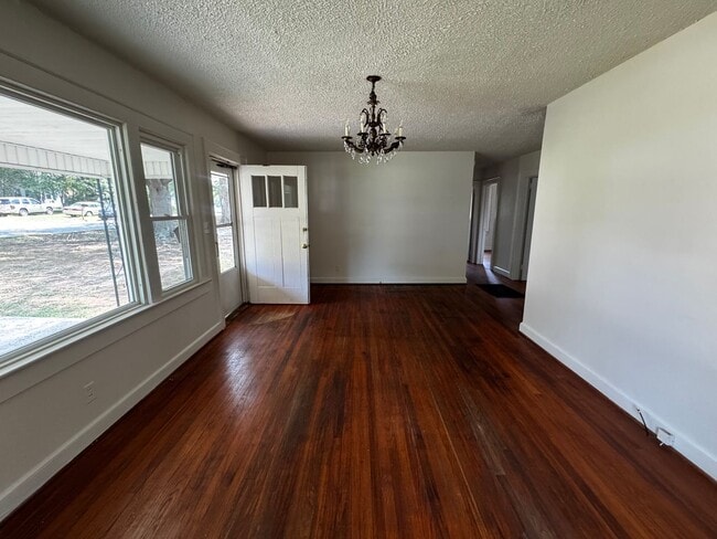 Building Photo - 816 Churchill Dr
