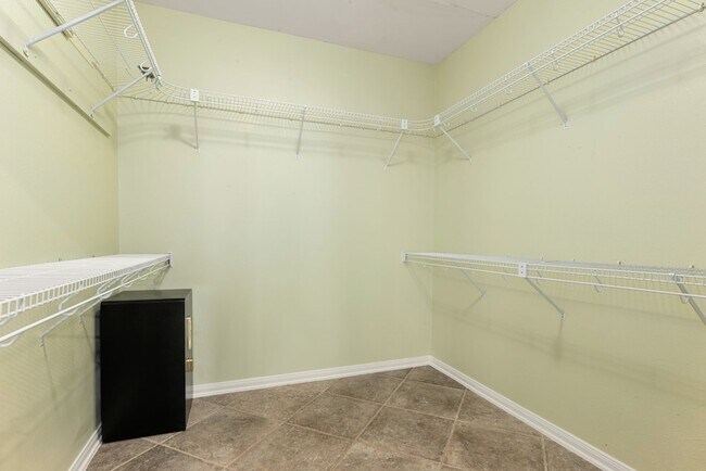 Building Photo - 14910 Lake Woodbridge Ct