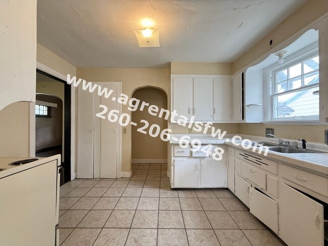 Building Photo - 3 Bedroom House
