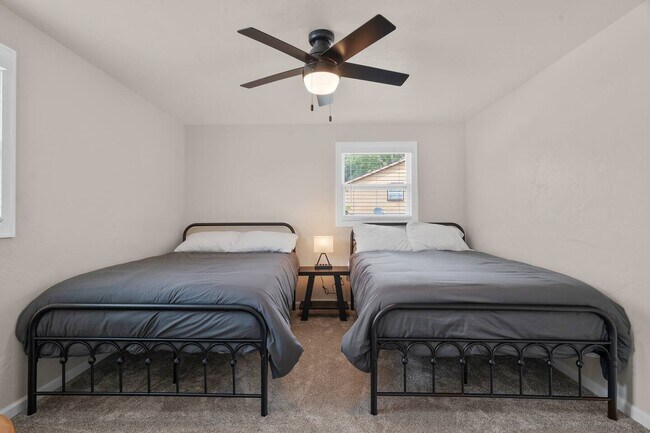 Building Photo - 2598 Parkwood Dr